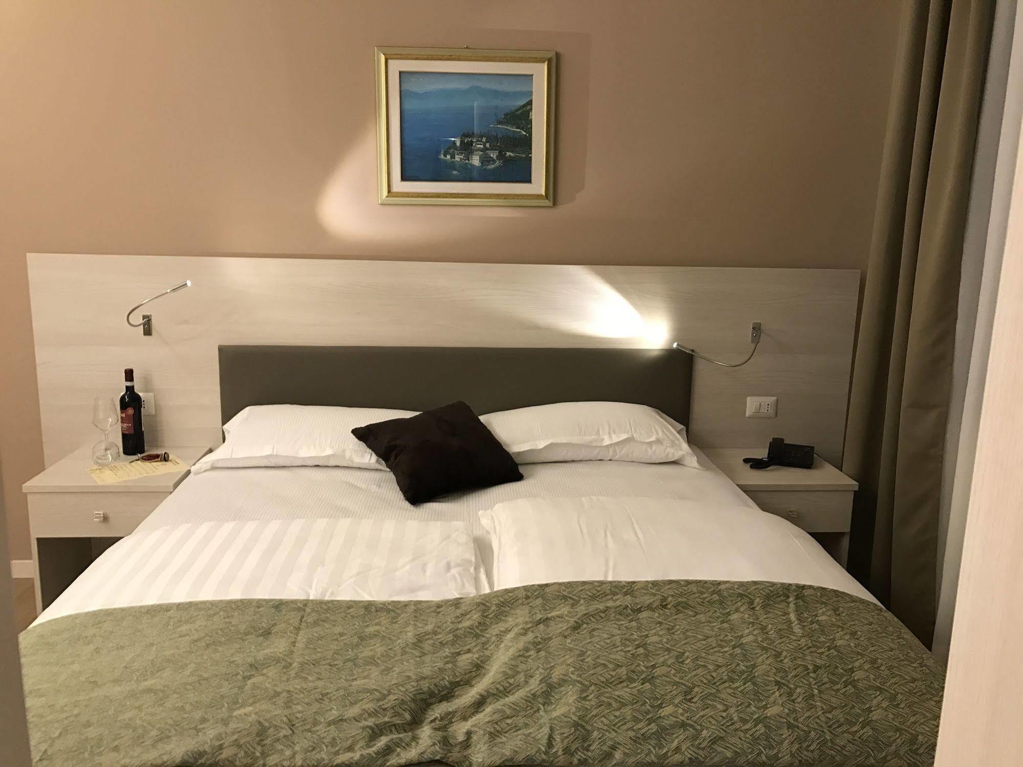 Hotel Dogana ซีร์มิโอเน ภายนอก รูปภาพ